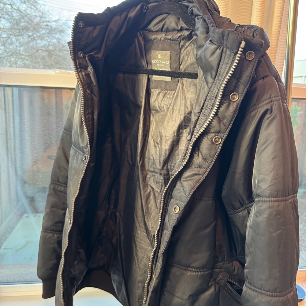 Woodland Black Puffer Jacket with Warmth and Durability